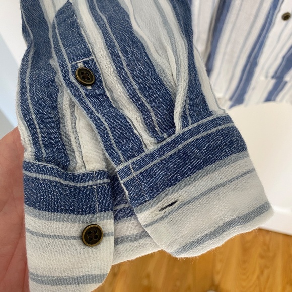 WOMANS MEDIUM LUCKY BRAND BUTTON UP BLOUSE BLUE STRIPED, COOL BEACHY COMFORTABLE - Picture 5 of 6